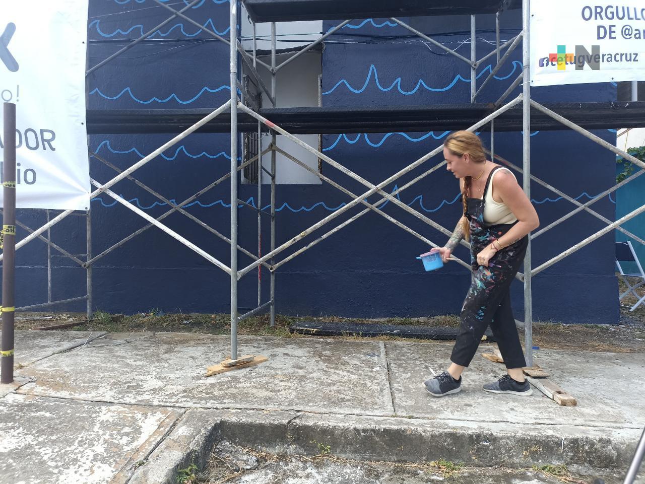 María Love, primera mujer que pinta mural sola en proyecto Art Distric de Boca