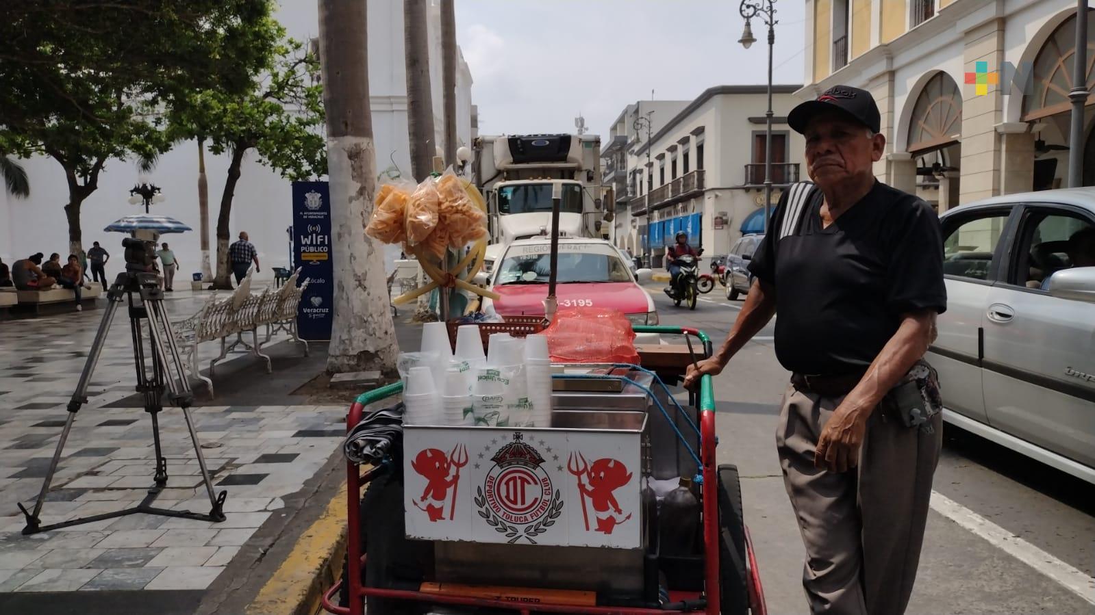 Don Felipe recorre las calles de Veracruz con su carrito de nieves