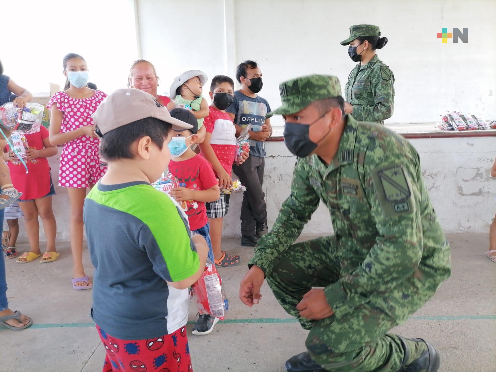 Personal de la Sedena 26/a Zona Militar entregó regalos a niñas y niñas en su día