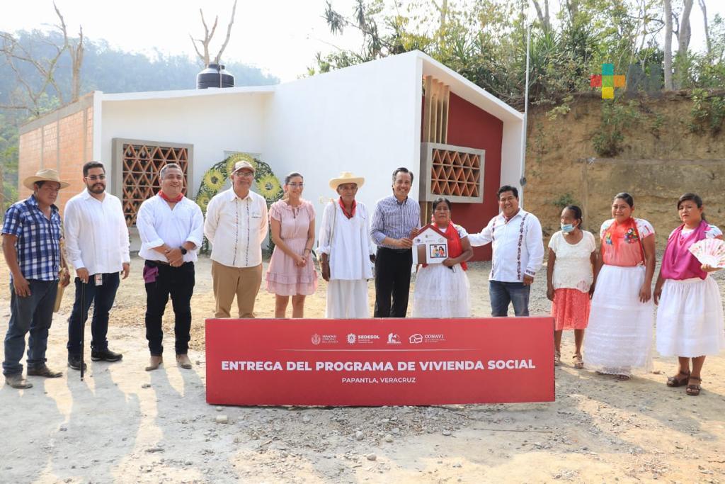 Gobernador Cuitláhuac García y alcalde de Papantla entregan viviendas en El  Calvario