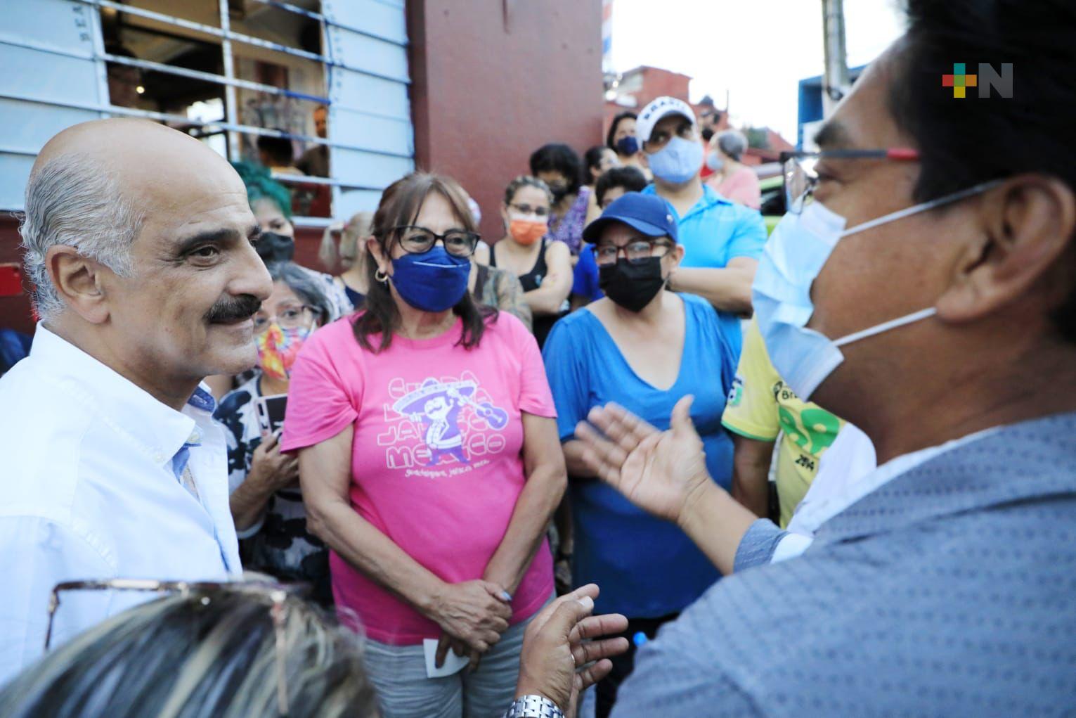 Alcalde de Xalapa atiende a vecinos y se restablece servicio de agua en centro de la ciudad