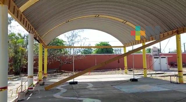 Madres de familia suspenden clases en escuela por daños en domo, en Veracruz puerto