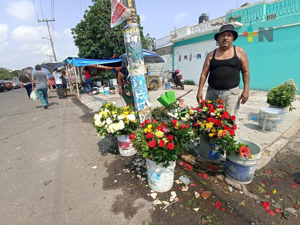 Vendedores de flores denuncian abuso de inspectores del ayuntamiento de Veracruz
