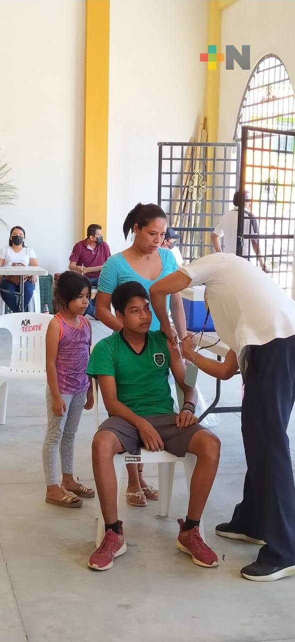 Vacunación antiCovid a menores de 12 a 17 años en Jalcomulco