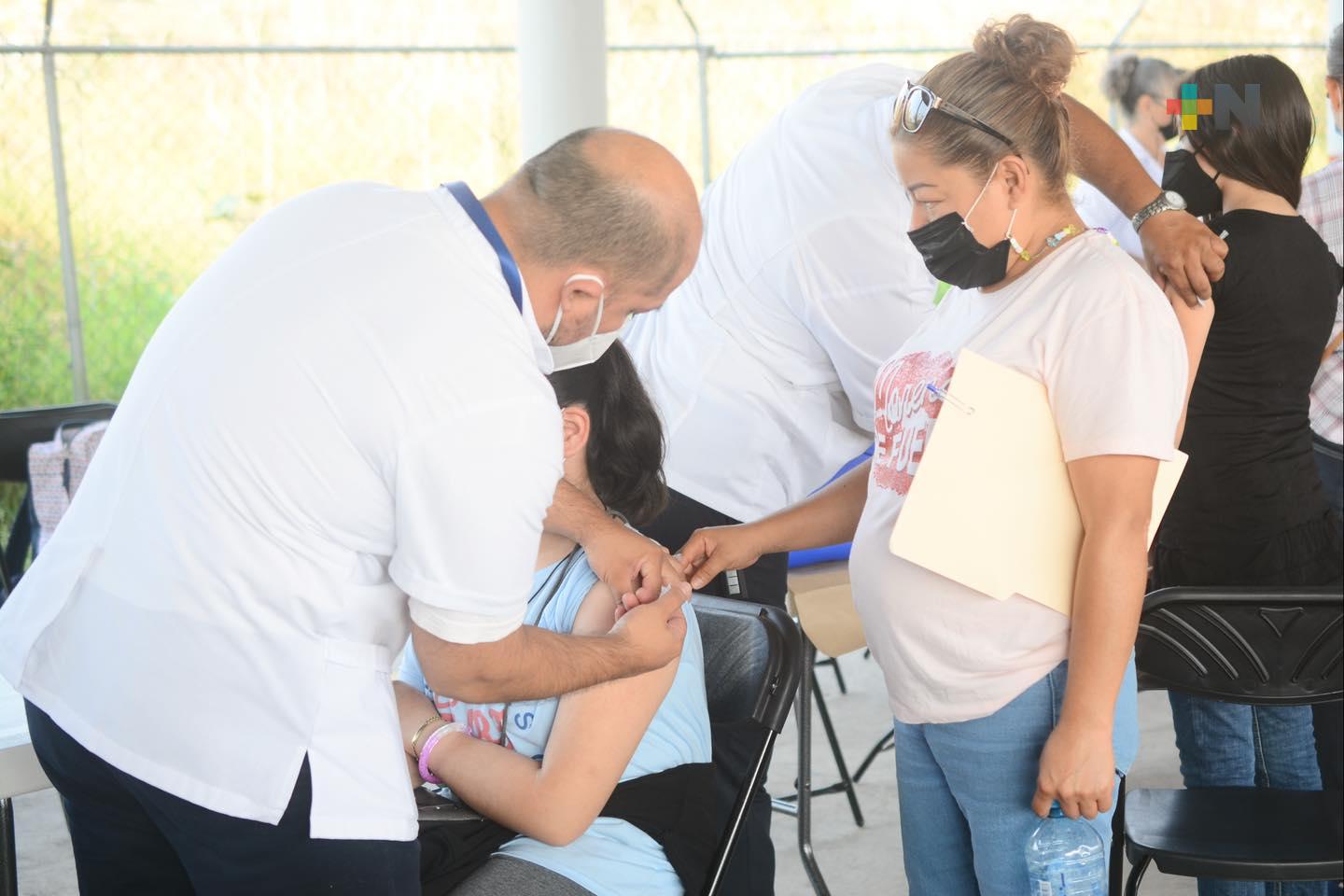 Alta afluencia en Tantoyuca para recibir la vacuna antiCovid a menores y rezagados