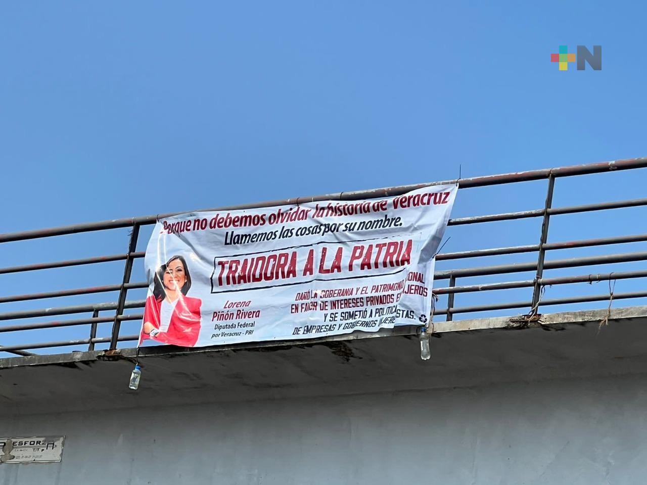 Aparecen mantas de «Traidores a la Patria» en puerto de Veracruz