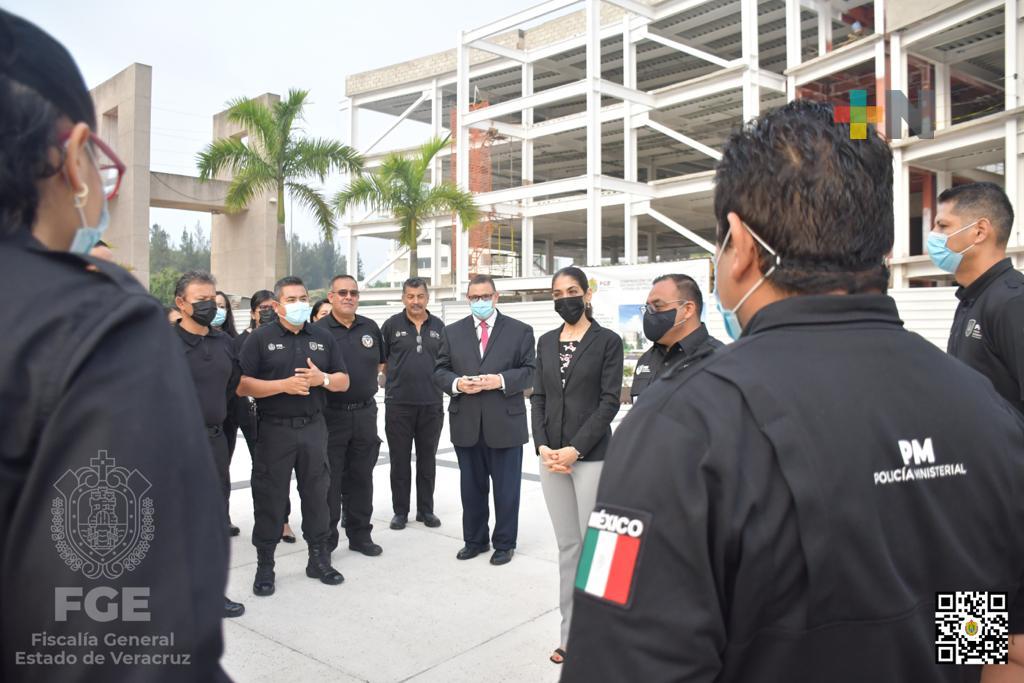 Fiscal General del Estado encabeza ceremonia de honores a la bandera en las instalaciones