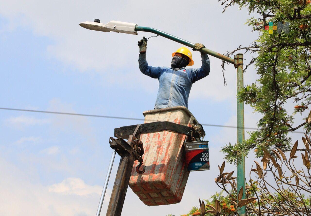 Realizan acciones permanentes de mantenimiento en la red de alumbrado público