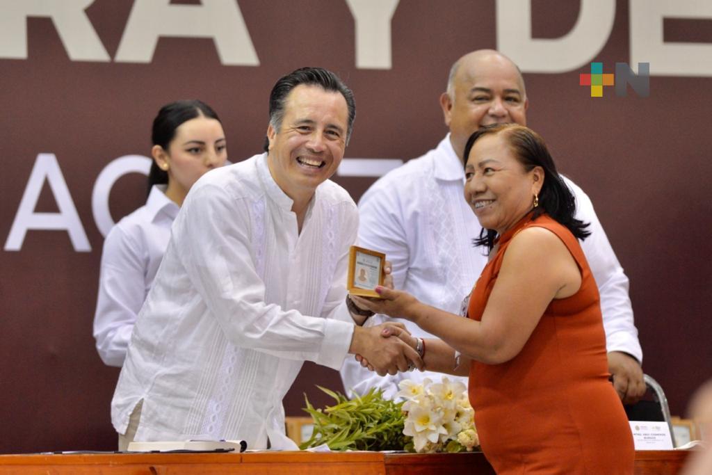 Entrega el gobernador Cuitláhuac García medallas por 40 y 30 años de servicio docente