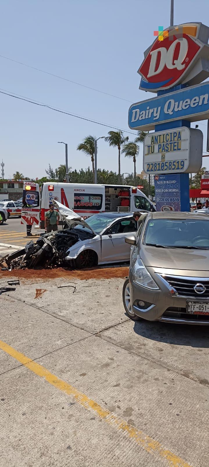 Pierde control auto y provoca accidentes en Boca del Río