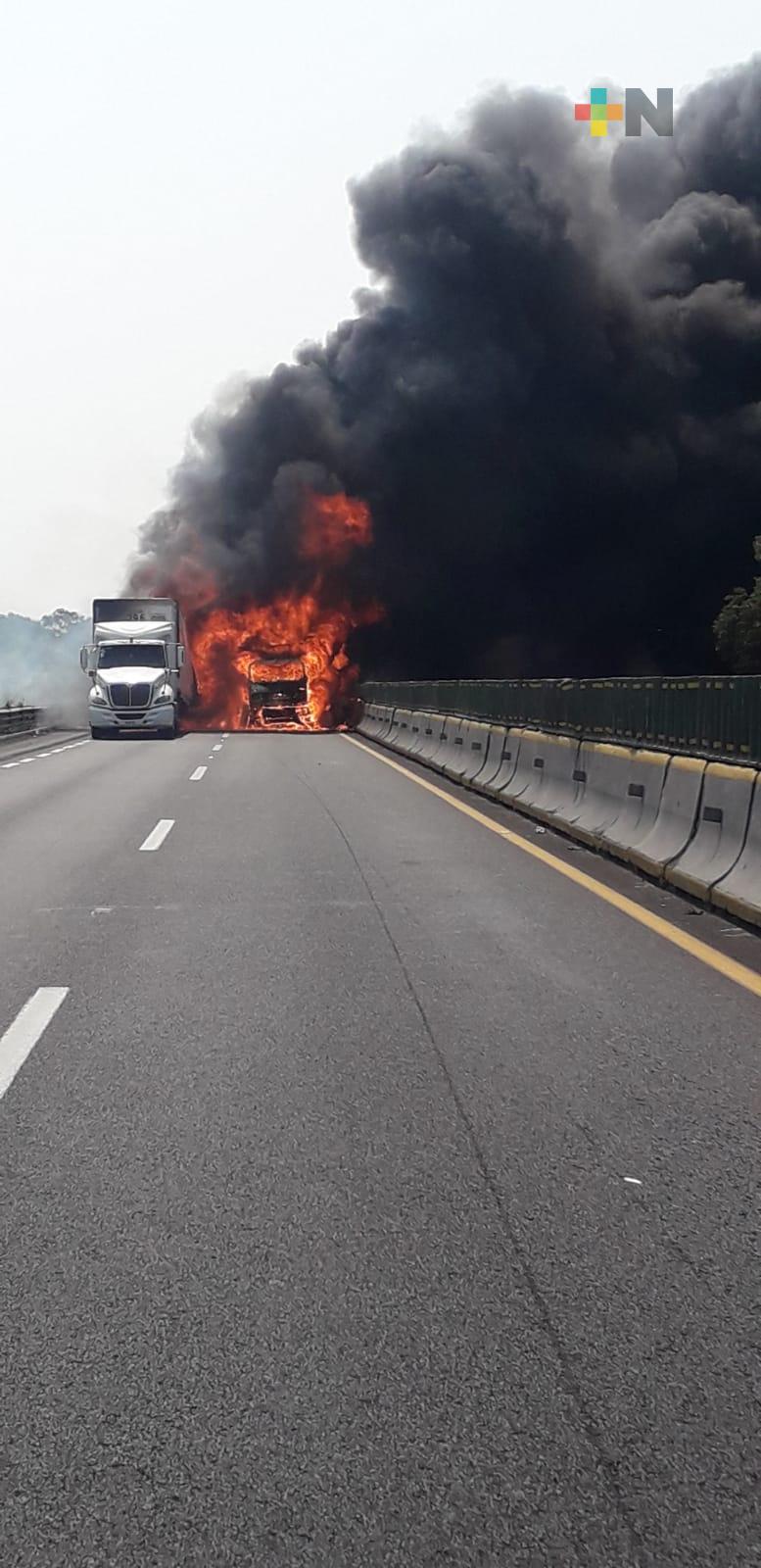 Reporta PC-Veracruz, incendio de vehículos en autopista Isla-Acayucan