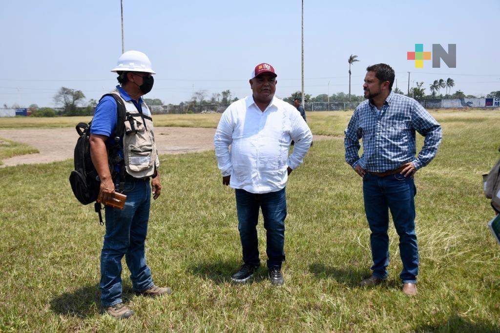 Supervisa Eric Cisneros trabajos de rehabilitación de estadio de Cosamaloapan