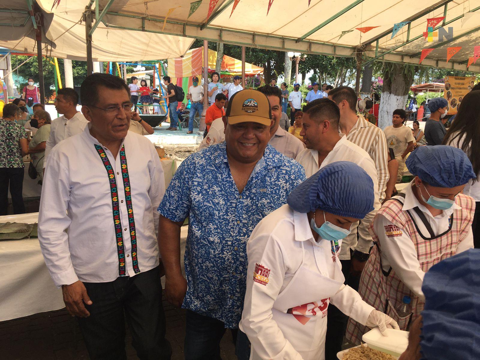 En Teocelo, encabeza el secretario de Gobierno, Eric Cisneros; la presentación de la Enmolada más Grande del Mundo