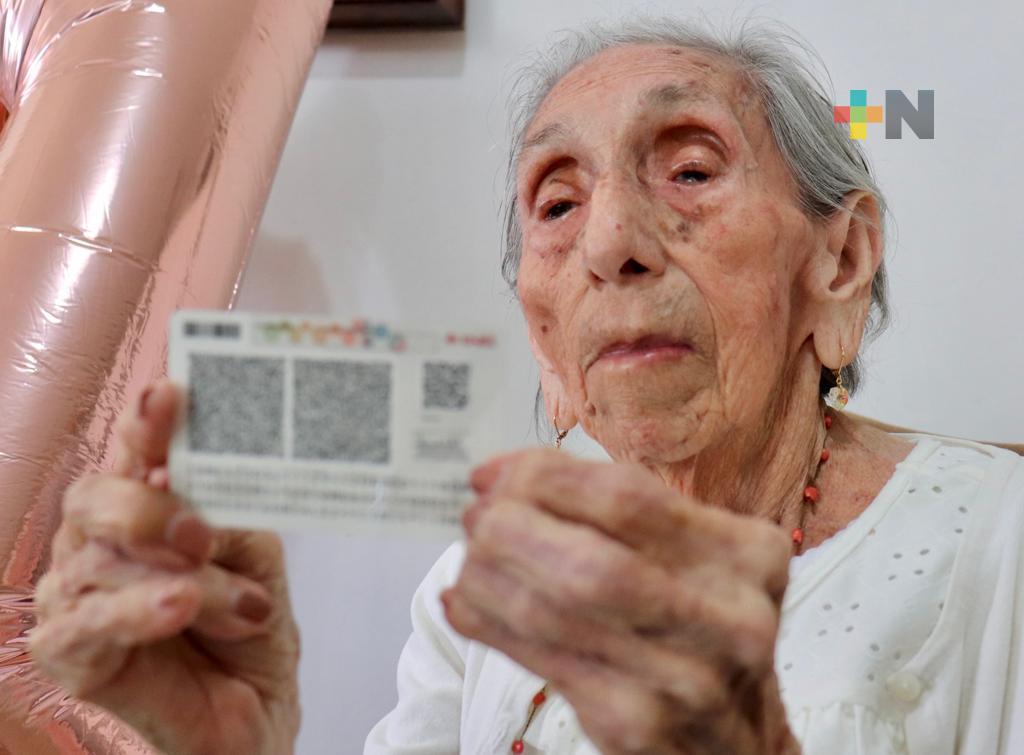 A los 101 años de edad ciudadana recibe nueva credencial para votar en Veracruz