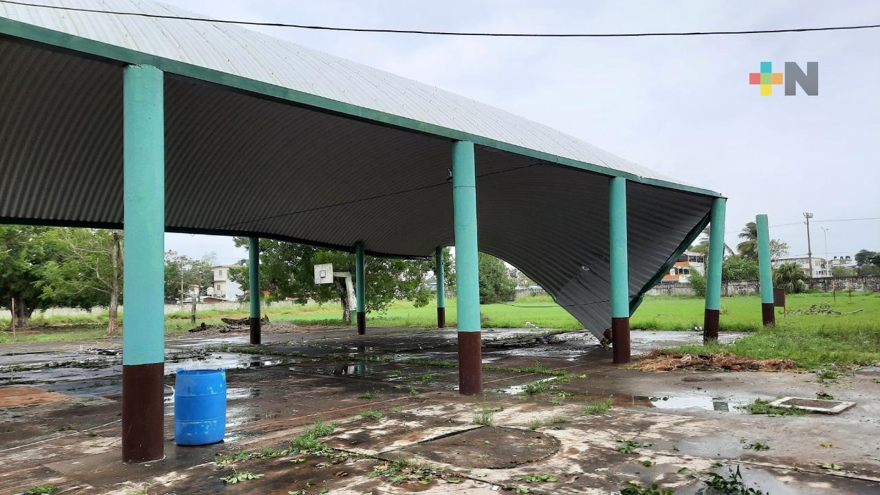 Entrega Secretario de Educación apoyos económicos a escuelas afectadas por «Grace»