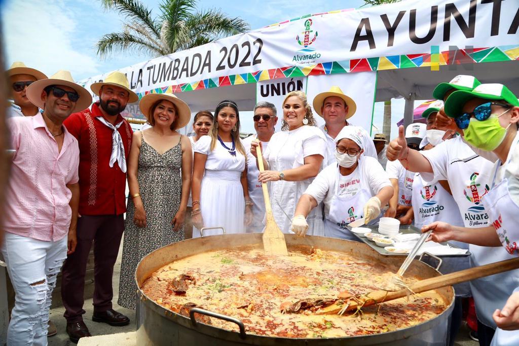 Concluyen festividades «Cruces de Mayo» en Alvarado, con el arroz a la tumbada
