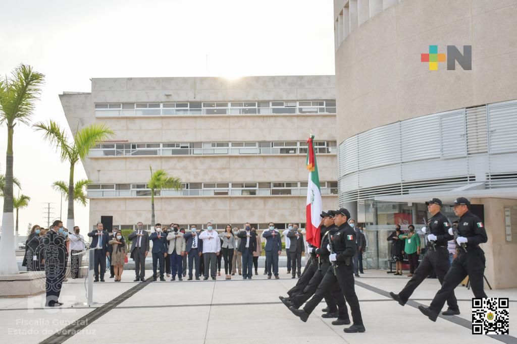 FGE realiza ceremonia de honores a la bandera
