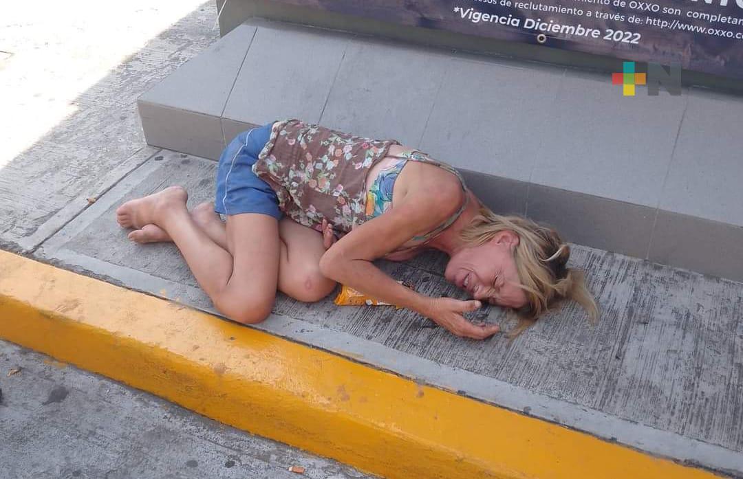 Encuentran en vía pública a mujer con señales de violencia física