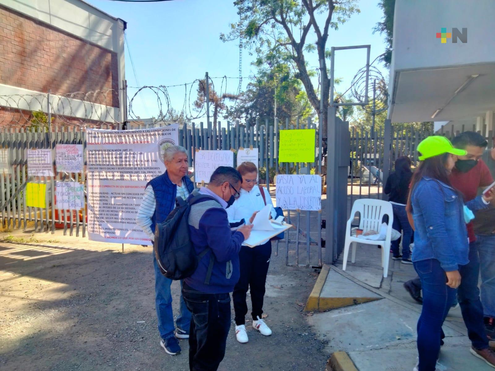 Trabajadores de Secretaría de Bienestar se manifiestan en Xalapa