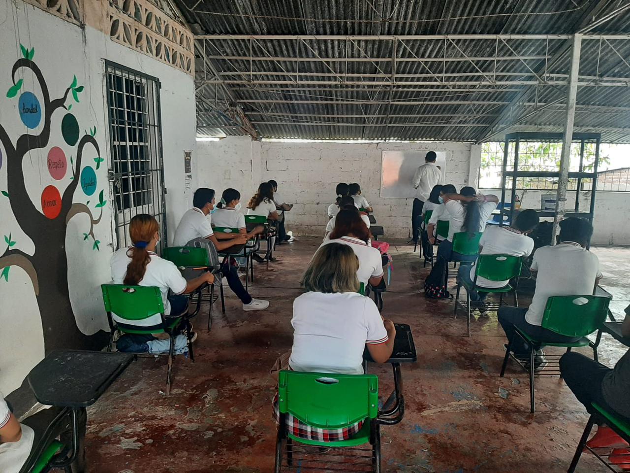 Regresan a clases más de dos mil estudiantes de telebachillerato en Tuxpan