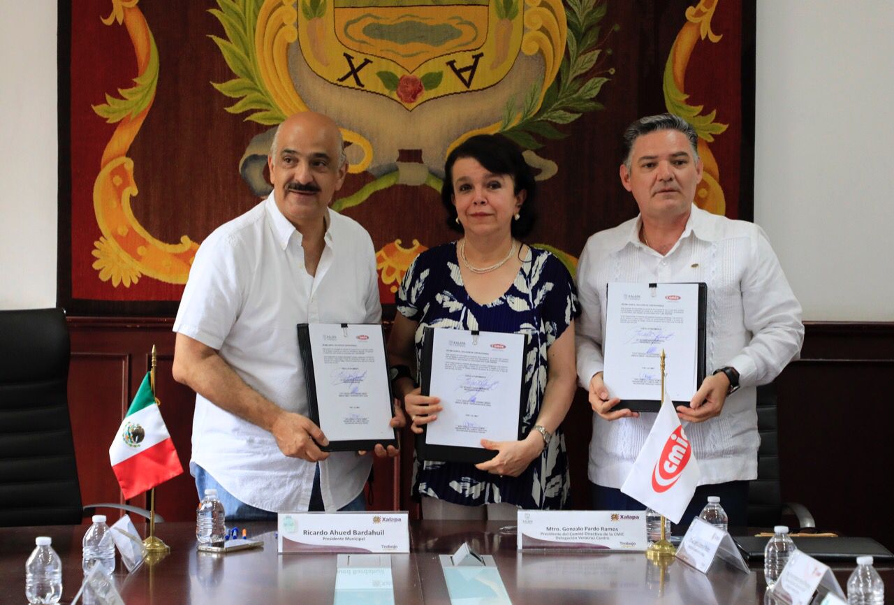 Firma ayuntamiento de Xalapa convenio con CMIC para fortalecer infraestructura municipal