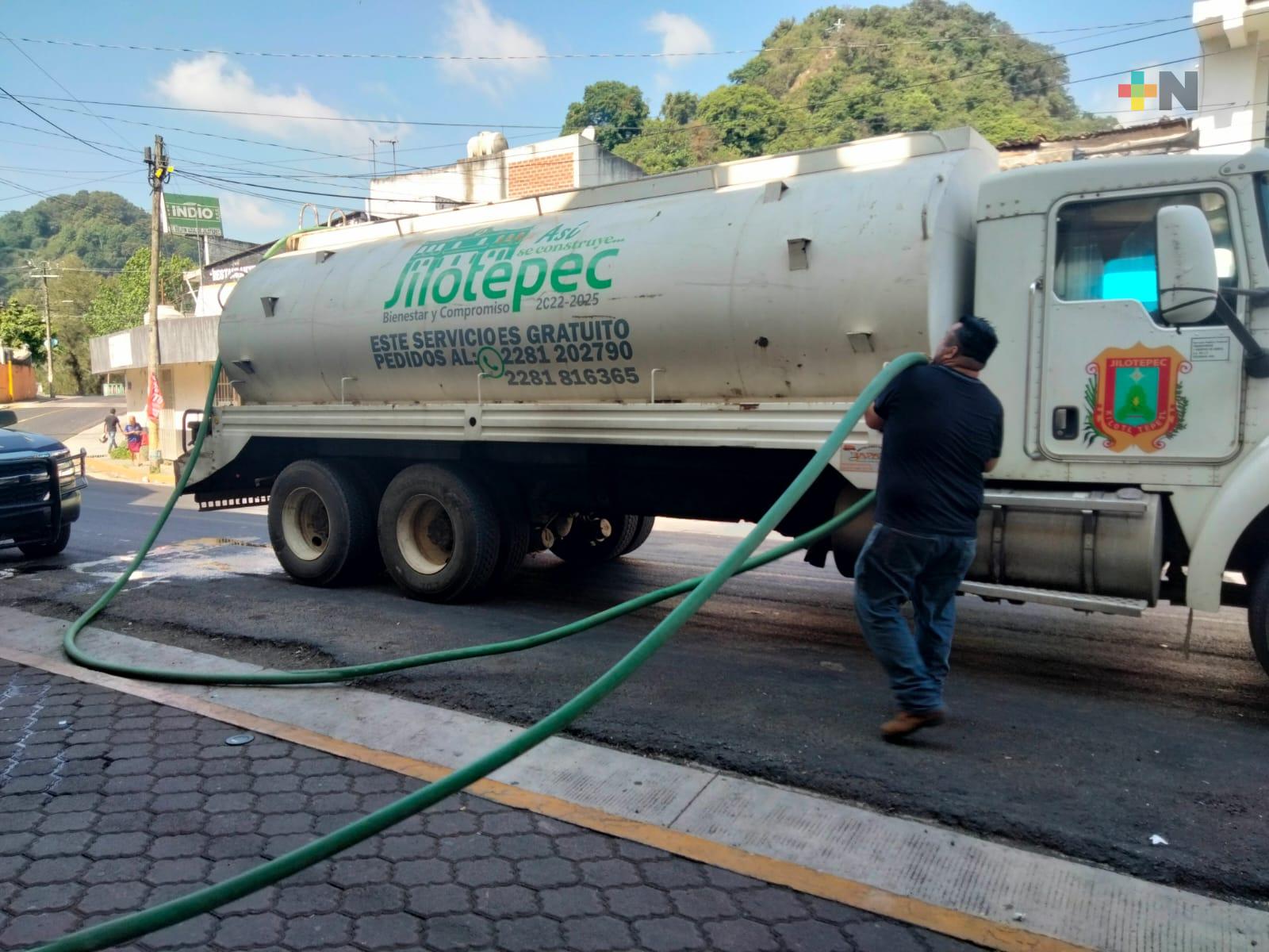 Con pipas hacen frente al desabasto de agua en Jilotepec