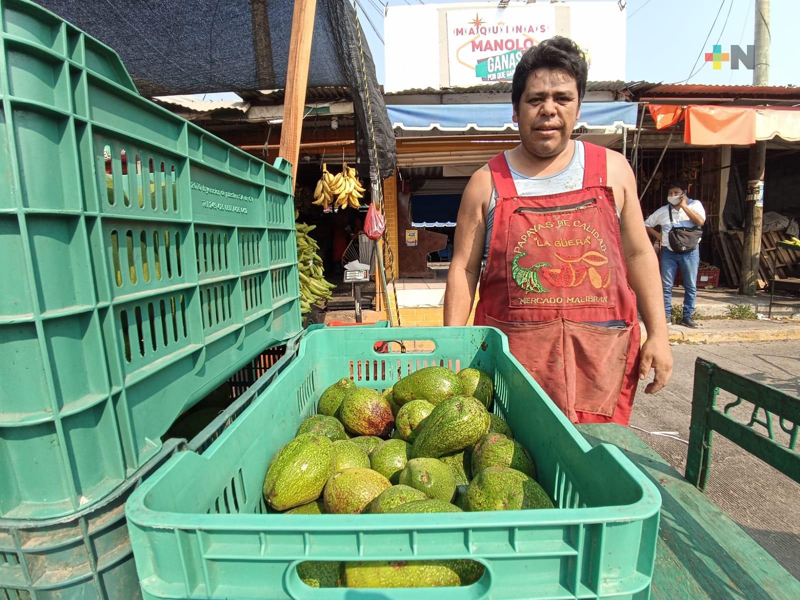 Vendedores de frutas y verduras en aprietos por ola de calor