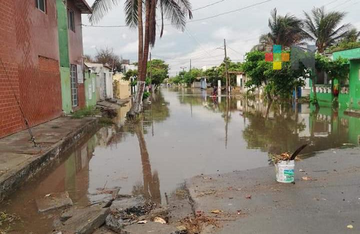 Reportan viviendas y calles anegadas en Antón Lizardo