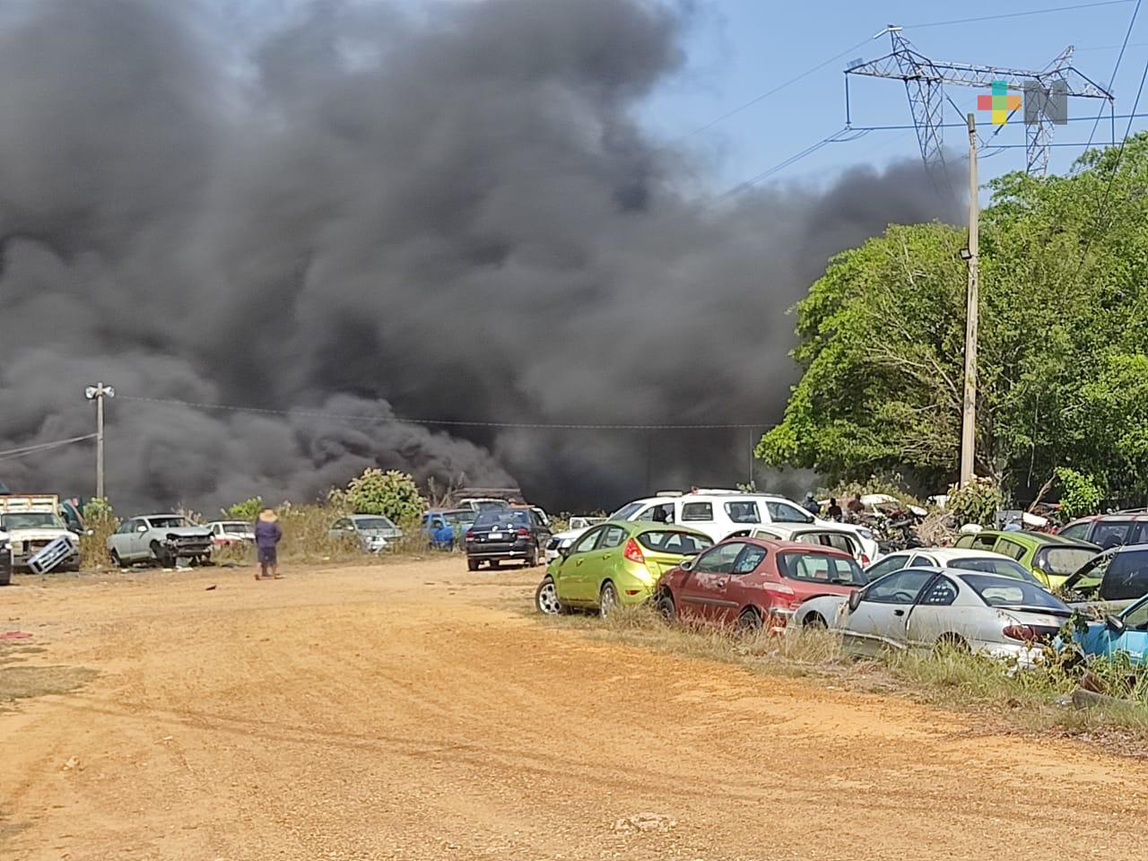Incendio de pastizales afectó 200 unidades en corralón de Minatitlán