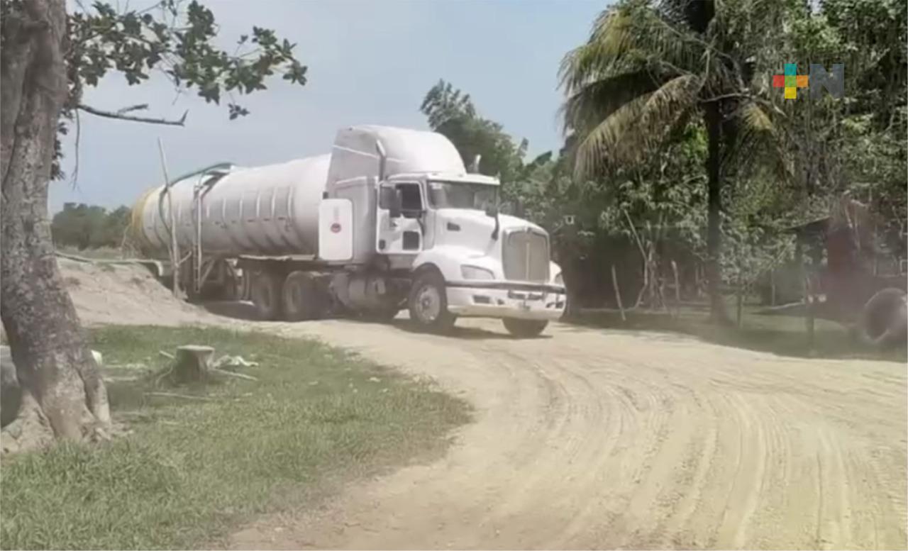 Habitantes de la comunidad de Palo Blanco inconformes por saqueo de agua