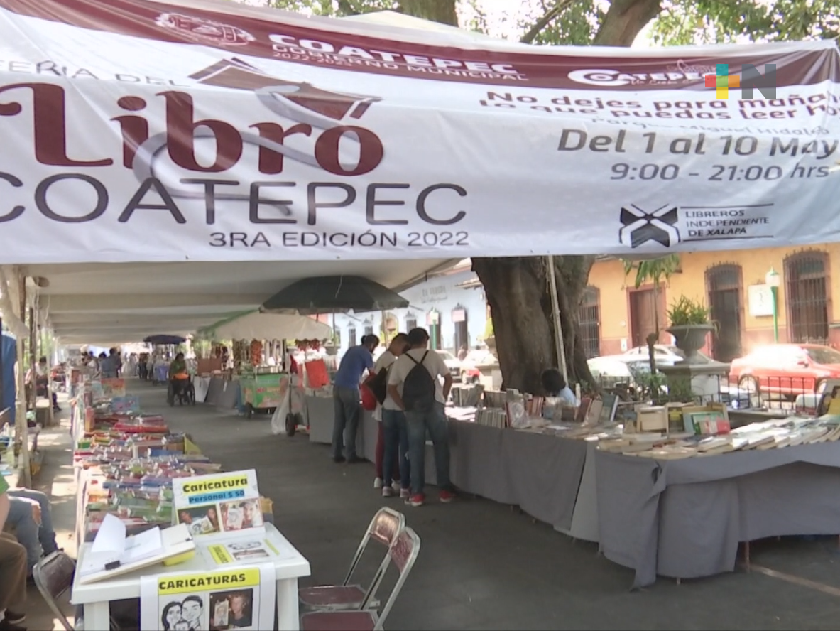 Libreros de Xalapa y la región se dan cita en el parque Hidalgo de Coatepec