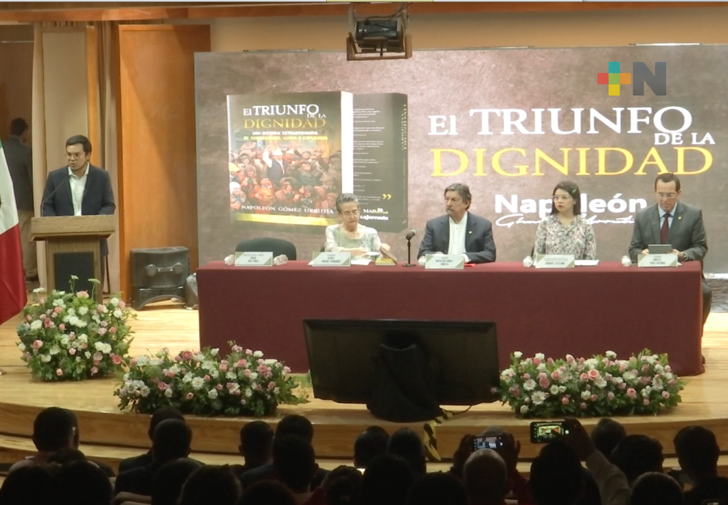 Presentan el libro “El triunfo de la dignidad” del senador Gómez Urrutia, en Xalapa