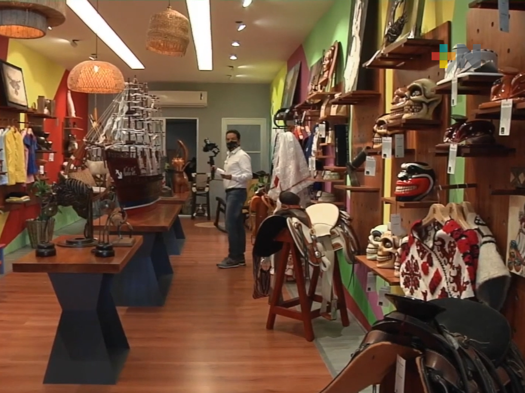 Extranjeros y locales visitan tienda de Orgullo Veracruzano, en Boca del Río