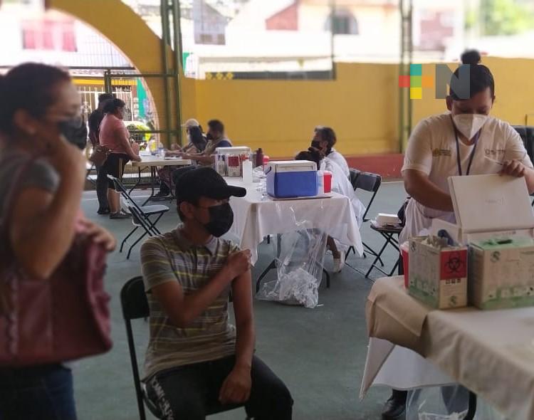 Aplican vacuna antiCovid a mayores de 12 años en municipio de Tlalnelhuayocan