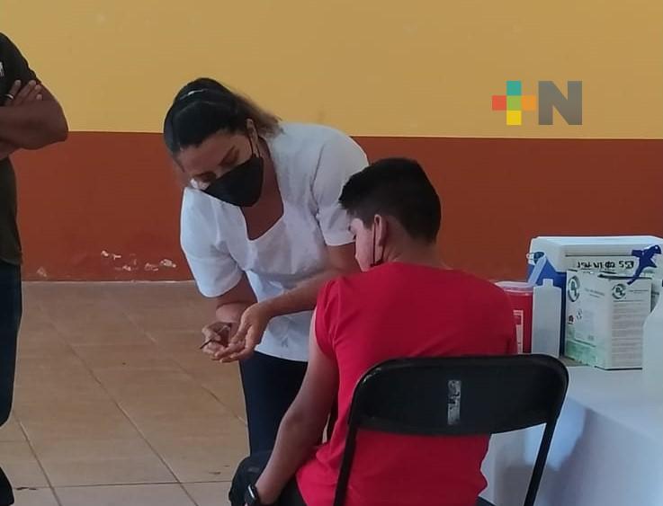 Vacunan contra Covid a mayores de 12 años en Acajete