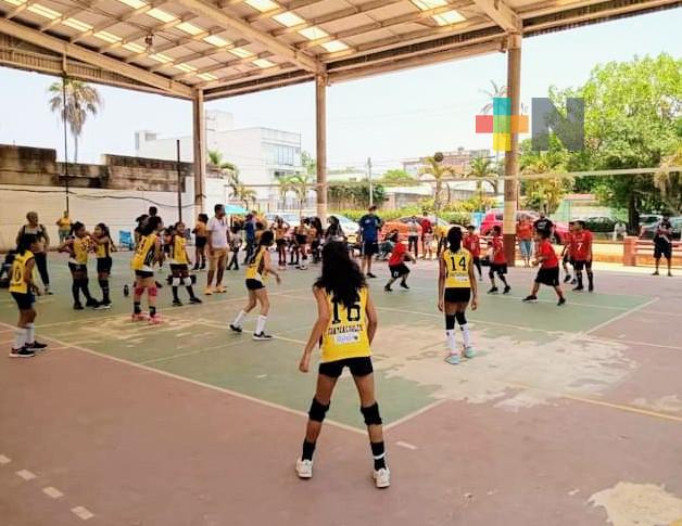 Realizaron torneo de voleibol femenil en beneficio de escuela de Coatza