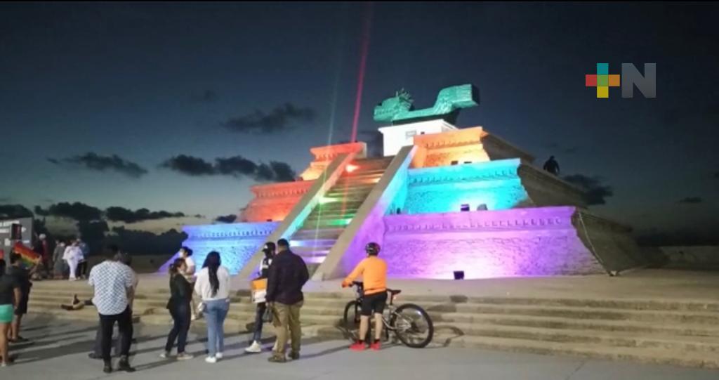 Colores de comunidad  LGBTTTQI+ iluminan pirámide del malecón de Coatzacoalcos