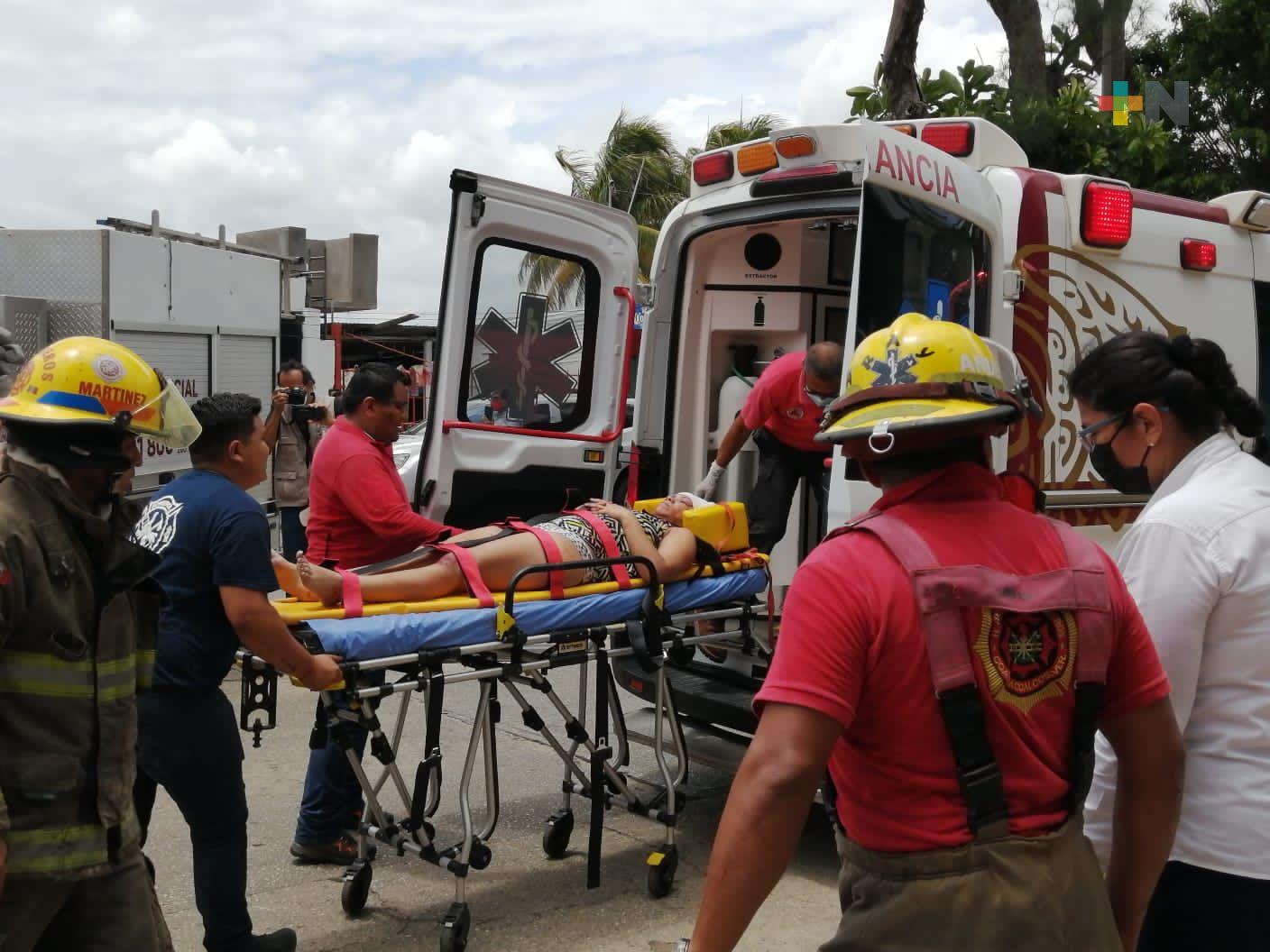 Mujer resulta lesionada al caer de techo de edificio en llamas en Coatza