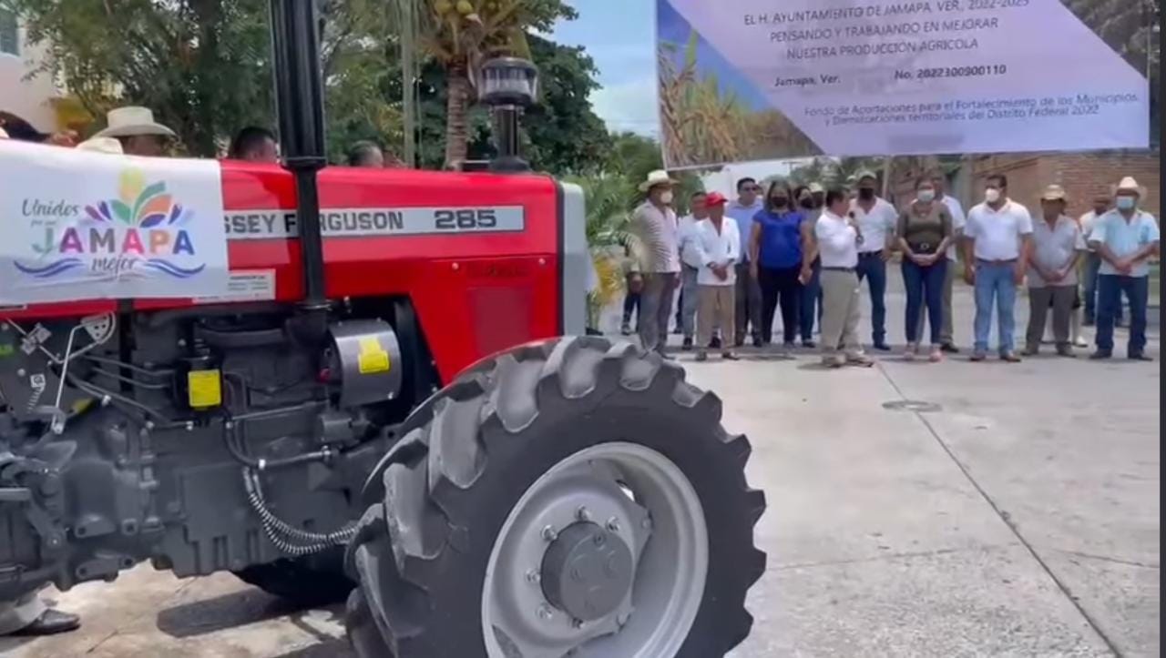 Entrega alcalde de Jamapa maquinaria agrícola a productores de su municipio