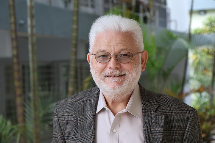 La técnica ayuda mucho a depurar la obra poética: Ángel Fernández