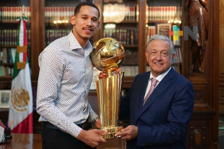 Presidente recibió al basquetbolista Juan Toscano, campeón de la NBA