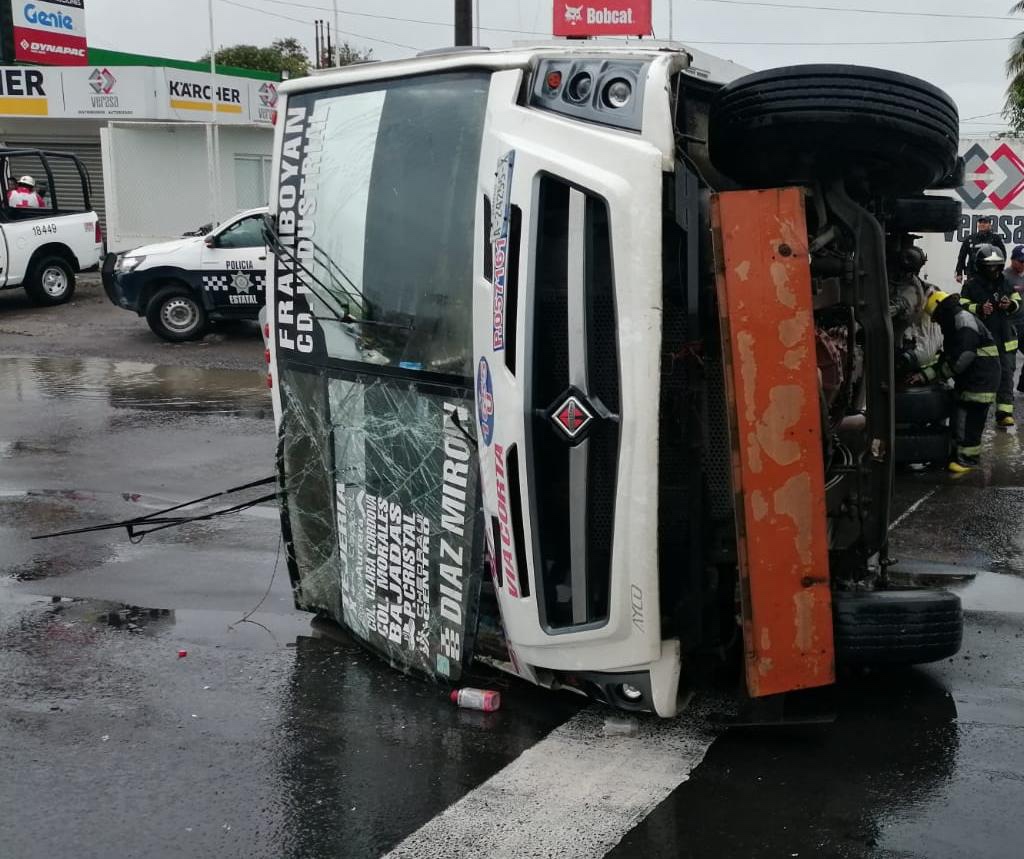 Camión urbano protagoniza accidente en carretera Veracruz-Xalapa