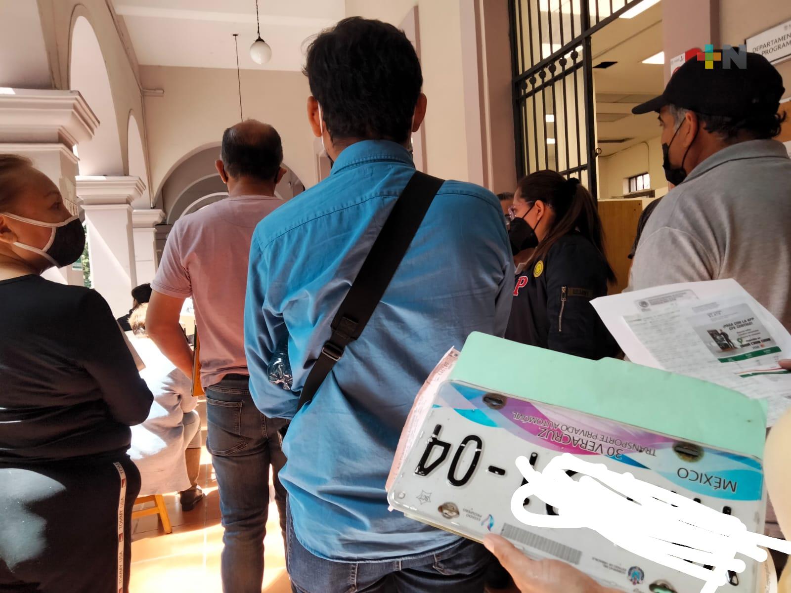 En Xalapa gran afluencia para hacer reemplacamiento de último momento