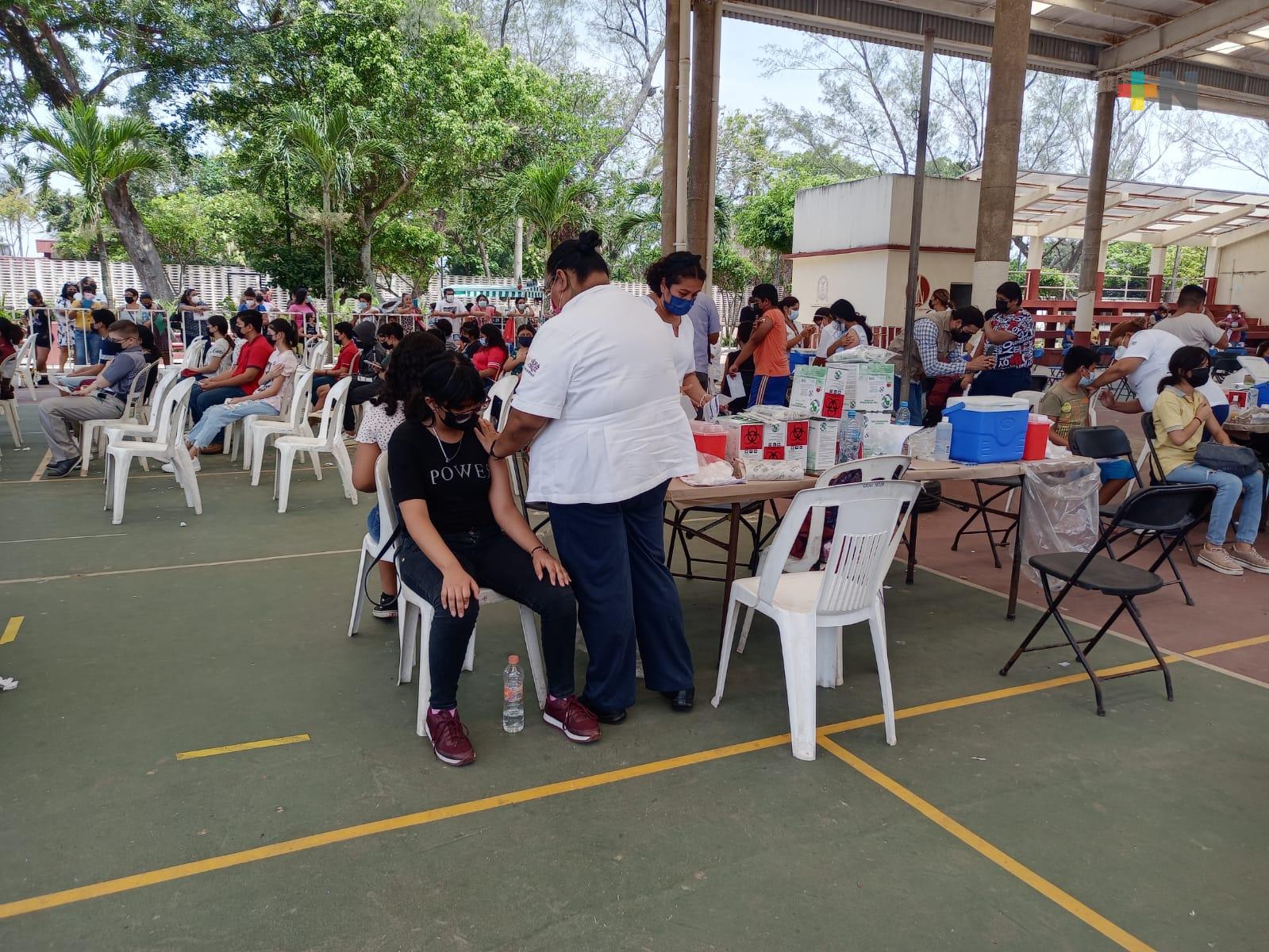 Aplican segunda dosis antiCovid a adolescentes de Coatza