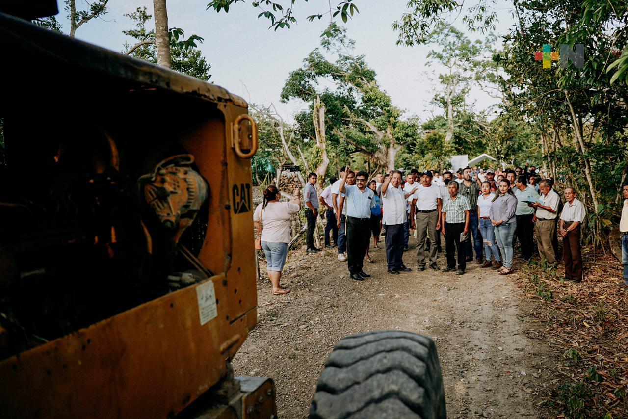 Inician rehabilitación de camino rural en comunidad de Tuxpan