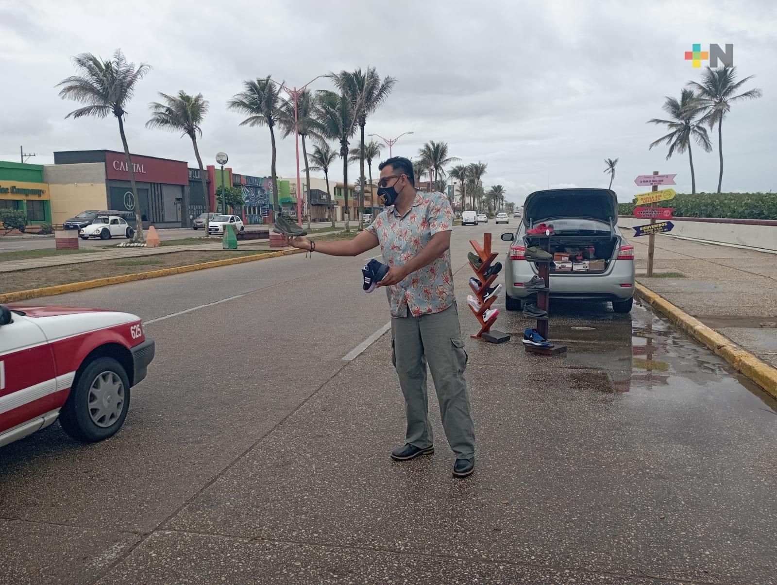 Joven emprendedor marca tendencia con venta de calzado en Coatzacoalcos