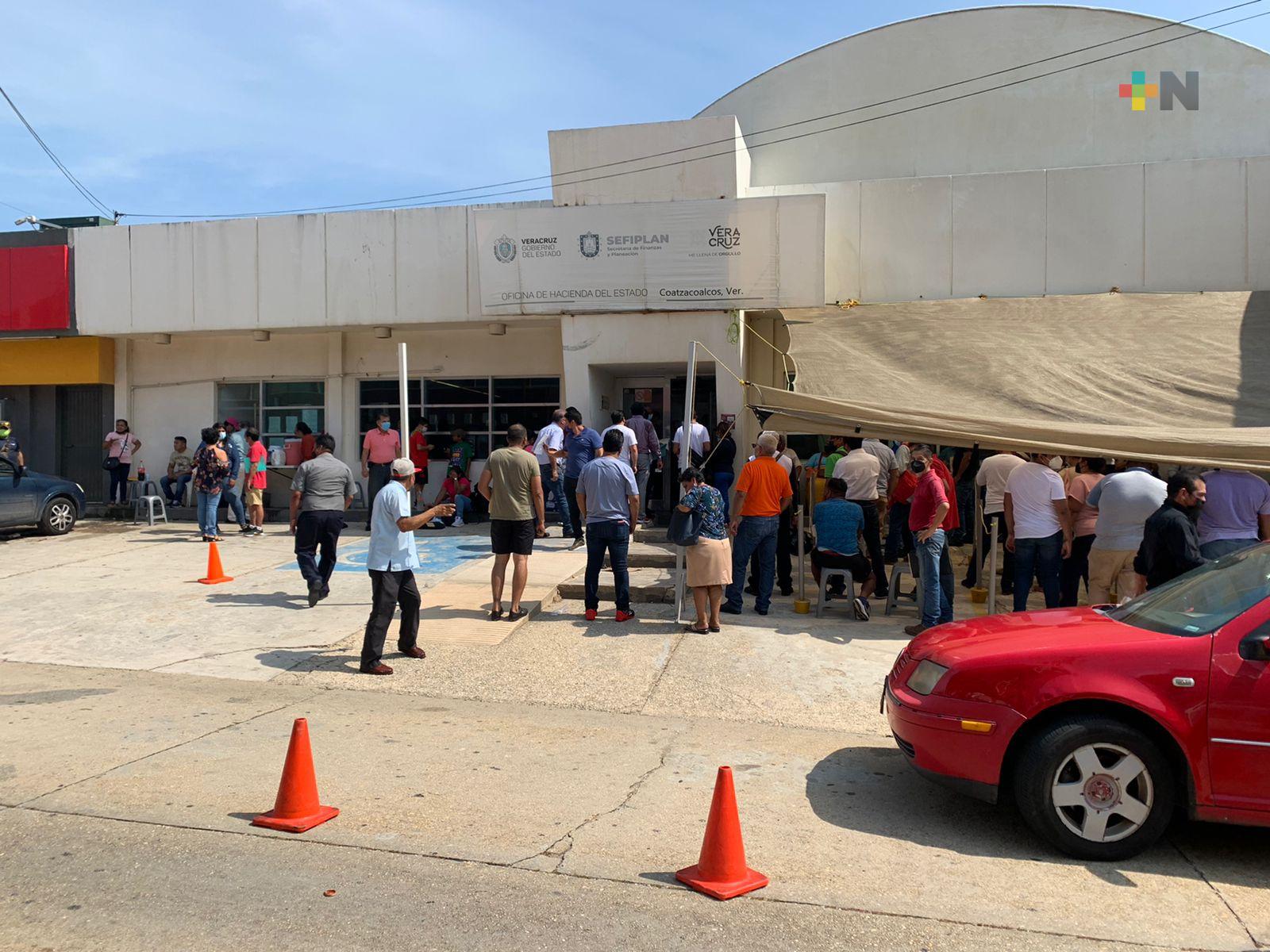 Abarrotada Oficina de Hacienda de Coatza  en penúltimo día de canje de placas