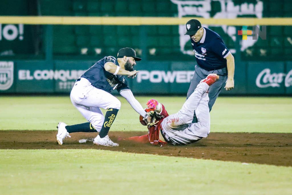 Leones apalearon por 12-1 al Águila y se quedan con la serie