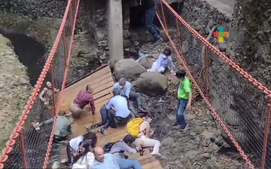 ¡Plop! Cae puente al ser reinaugurado en Paseo Ribereño en Cuernavaca