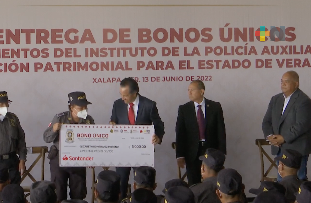 Gobernador Cuitláhuac García entregó bonos únicos a personal del IPAX